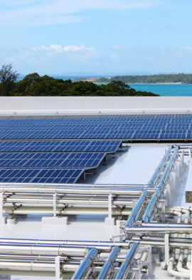 沖縄名護データセンター屋上のソーラーパネル